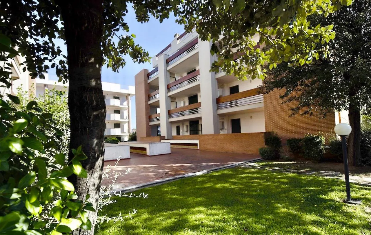 Isa-Apartments 4 Beds In Residence With Swimming-Pool In San Vincenzo, Just 600 Meters From The Sea